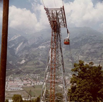 Vue du téléphérique avec l&lsquo;emplacement de la résidence en arrière plan - Date inconnue (1974-1983)